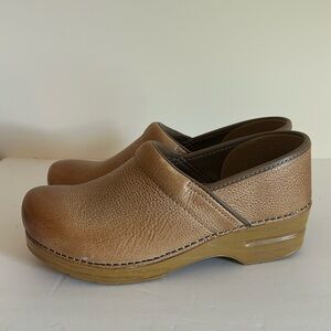 Dansko clogs size 40 tan leather